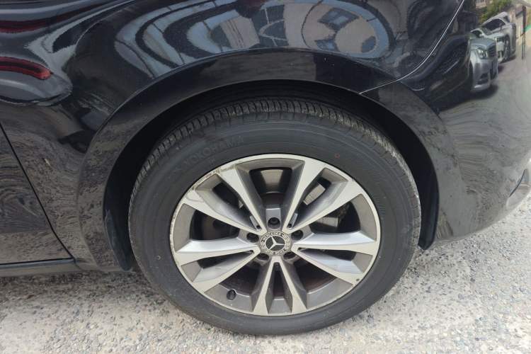 Used Mercedes-Benz V-Class 2021 V 260 Avantgarde Edition Right Front Wheel Hub