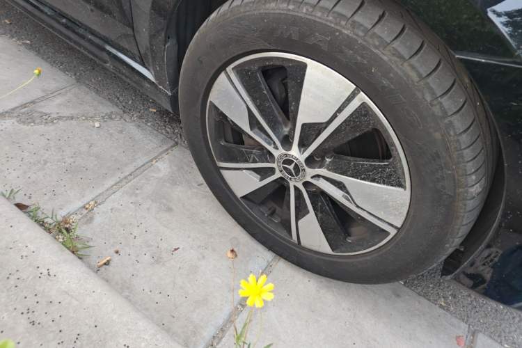 Used Mercedes-Benz V-Class 2021 V 260 Prestige Edition Right Front Wheel Hub