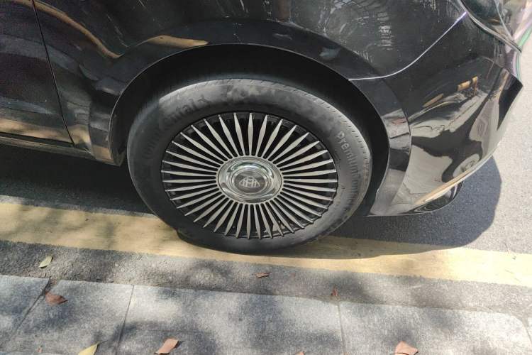 Used Mercedes-Benz V-Class 2021 V 260 Avantgarde Edition Right Front Wheel Hub