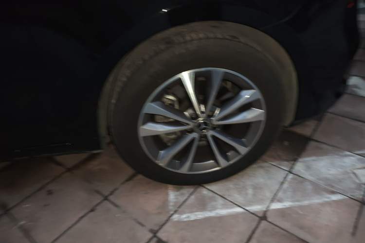 Used Mercedes-Benz V-Class 2021 V 260 Avantgarde Edition Right Front Wheel Hub