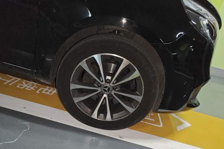 Used Mercedes-Benz V-Class 2021 V 260 Avantgarde Edition Right Front Wheel Hub