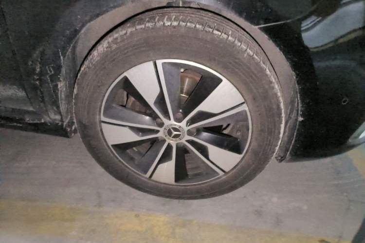 Used Mercedes-Benz V-Class 2021 V 260 L Long Wheelbase Prestige Edition Right Front Wheel Hub
