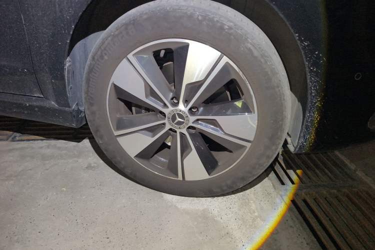 Used Mercedes-Benz V-Class 2021 V 260 L Long Wheelbase Prestige Edition Right Front Wheel Hub
