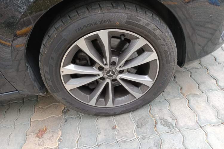 Used Mercedes-Benz V-Class 2021 V 260 Avantgarde Edition Right Front Wheel Hub