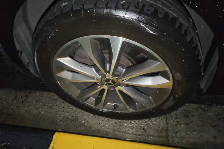Used Mercedes-Benz V-Class 2021 V 260 Avantgarde Edition Right Front Wheel Hub