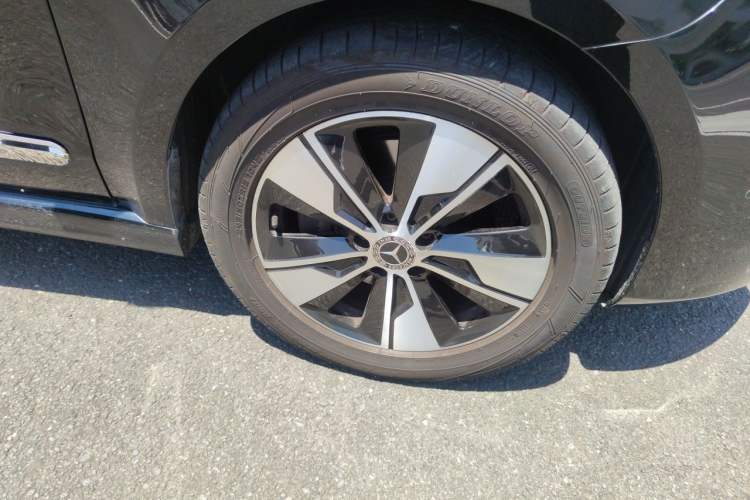 Used Mercedes-Benz V-Class 2021 V 260 Prestige Edition Right Front Wheel Hub