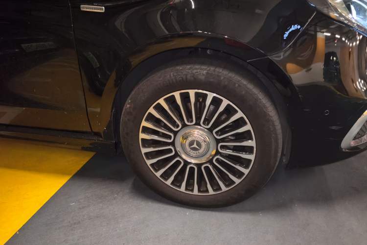 Used Mercedes-Benz V-Class 2021 V 260 L Long Wheelbase Prestige Edition Right Front Wheel Hub