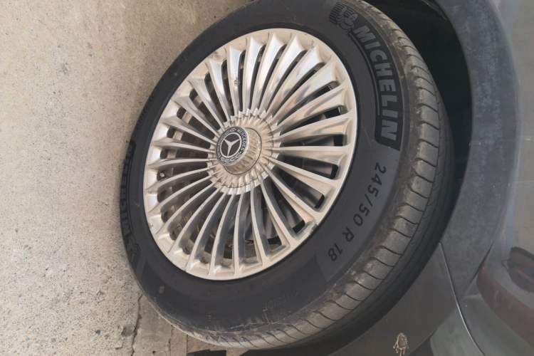 Used Mercedes-Benz V-Class 2021 V 260 Avantgarde Edition Right Front Wheel Hub