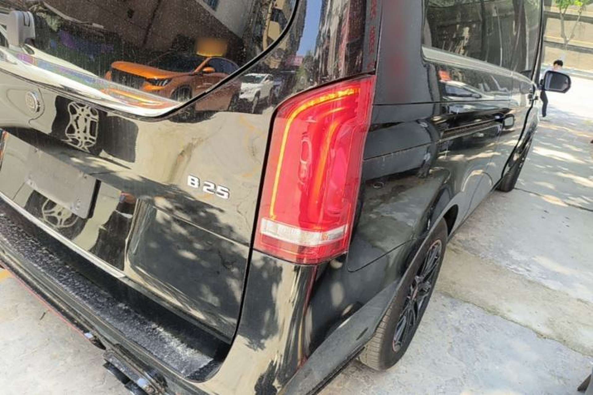 Used Mercedes-Benz V-Class 2021 V 260 L Long Wheelbase Prestige Edition Right Rear Taillight