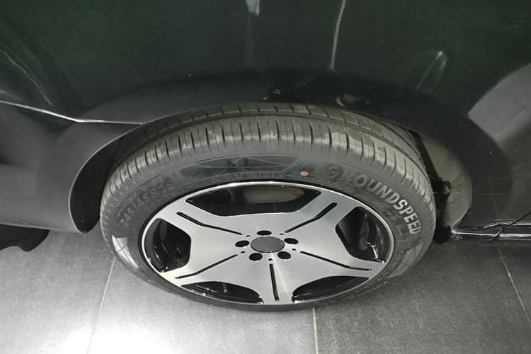 Used Mercedes-Benz V-Class 2021 V 260 Prestige Edition Right Rear Wheel Hub