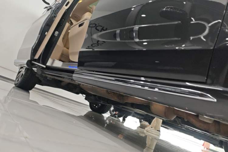 Used Mercedes-Benz V-Class 2021 V 260 L Long-wheelbase Luxury Edition Right Side Sill