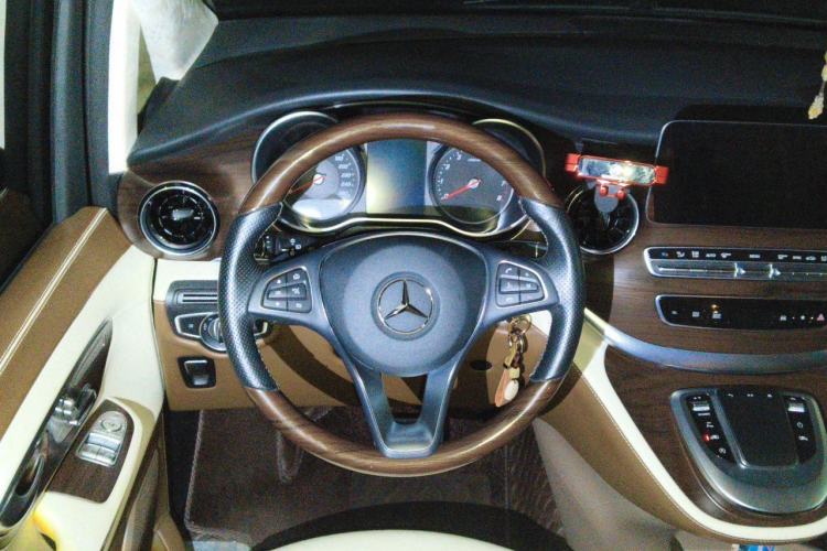 Used Mercedes-Benz V-Class 2021 V 260 Avantgarde Edition Steering Wheel