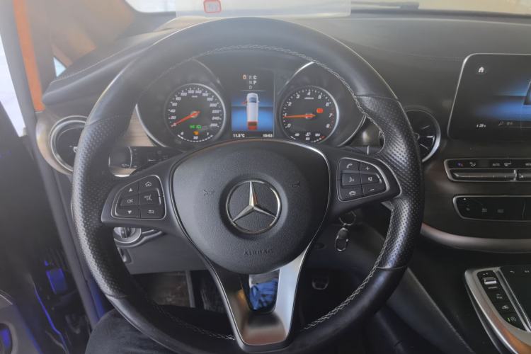 Used Mercedes-Benz V-Class 2021 V 260 Avantgarde Edition Steering Wheel