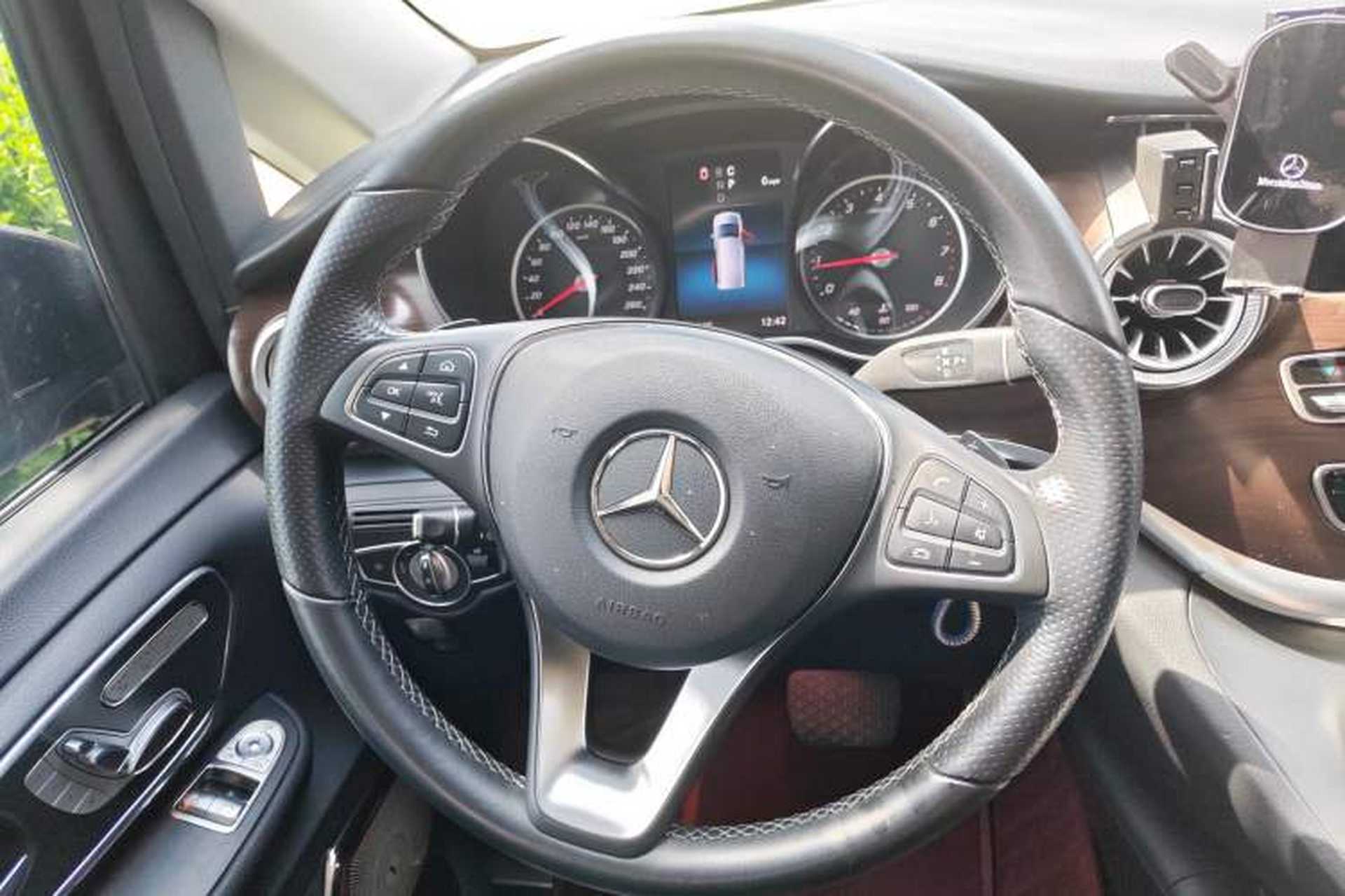 Used Mercedes-Benz V-Class 2021 V 260 Avantgarde Edition Steering Wheel
