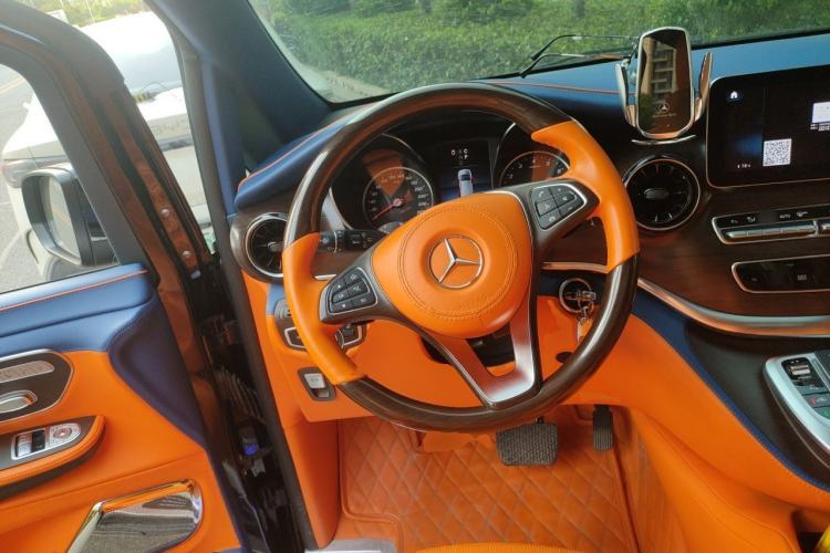 Used Mercedes-Benz V-Class 2021 V 260 Avantgarde Edition Steering Wheel