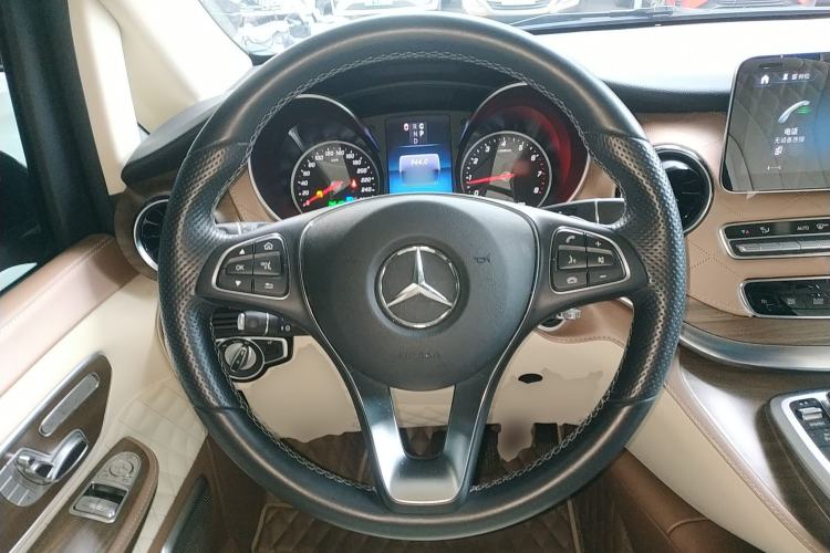 Used Mercedes-Benz V-Class 2021 V 260 Avantgarde Edition Steering Wheel