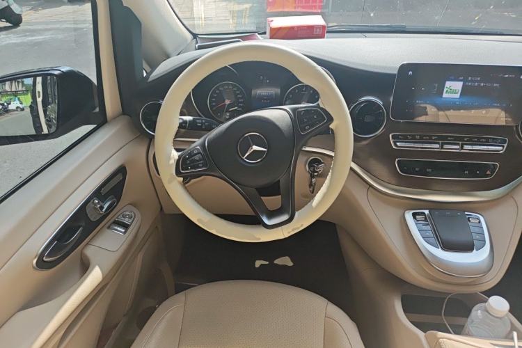 Used Mercedes-Benz V-Class 2021 V 260 Avantgarde Edition Steering Wheel