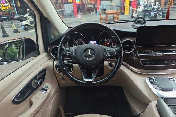 Used Mercedes-Benz V-Class 2021 V 260 Avantgarde Edition Steering Wheel