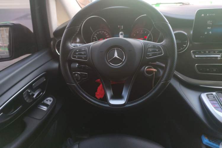 Used Mercedes-Benz V-Class 2021 V 260 Avantgarde Edition Steering Wheel
