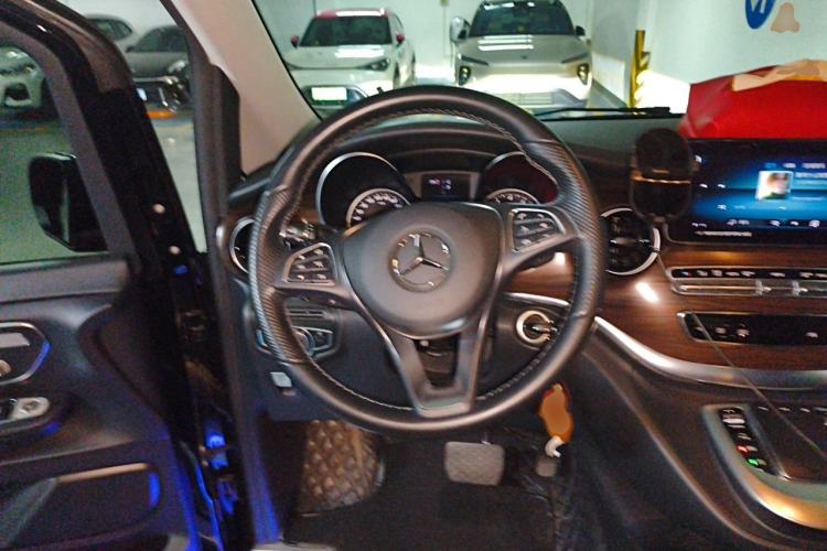 Used Mercedes-Benz V-Class 2021 V 260 Avantgarde Edition Steering Wheel