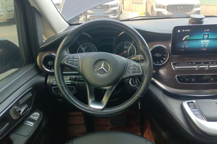 Used Mercedes-Benz V-Class 2021 V 260 Avantgarde Edition Steering Wheel