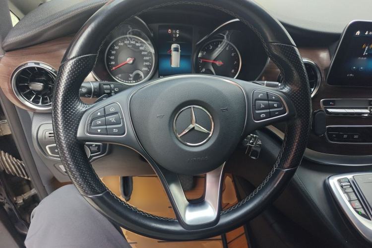 Used Mercedes-Benz V-Class 2021 V 260 Avantgarde Edition Steering Wheel