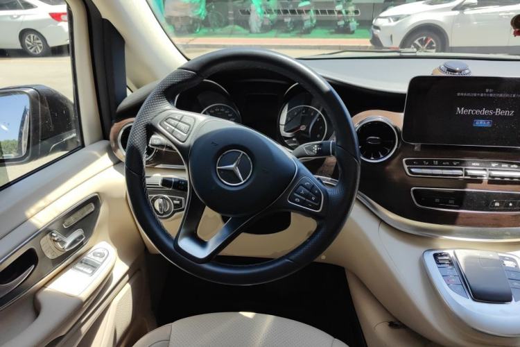 Used Mercedes-Benz V-Class 2021 V 260 Avantgarde Edition Steering Wheel