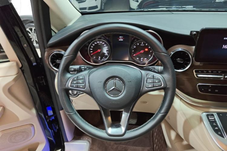 Used Mercedes-Benz V-Class 2021 V 260 Avantgarde Edition Steering Wheel