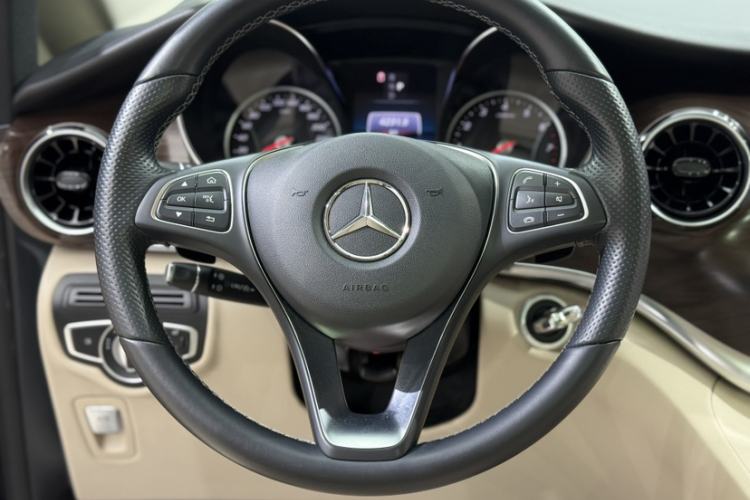 Used Mercedes-Benz V-Class 2021 V 260 Avantgarde Edition Steering Wheel
