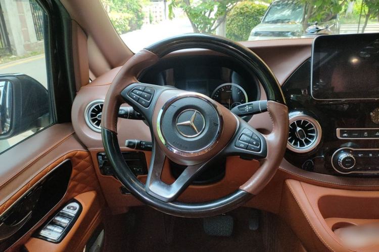 Used Mercedes-Benz V-Class 2021 V 260 Avantgarde Edition Steering Wheel