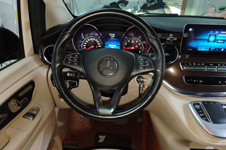Used Mercedes-Benz V-Class 2021 V 260 Avantgarde Edition Steering Wheel