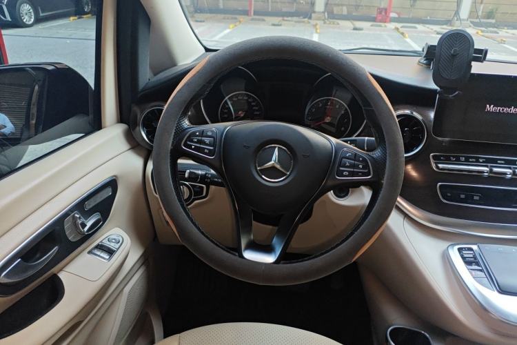 Used Mercedes-Benz V-Class 2021 V 260 Avantgarde Edition Steering Wheel