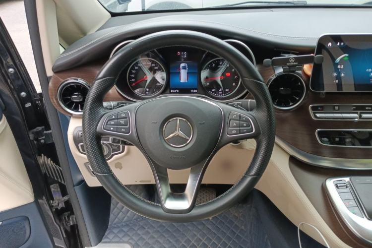 Used Mercedes-Benz V-Class 2021 V 260 Avantgarde Edition Steering Wheel