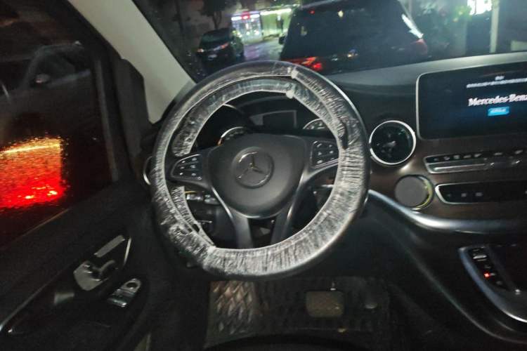 Used Mercedes-Benz V-Class 2021 V 260 Avantgarde Edition Steering Wheel