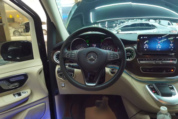 Used Mercedes-Benz V-Class 2021 V 260 Avantgarde Edition Steering Wheel