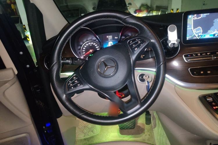 Used Mercedes-Benz V-Class 2021 V 260 Avantgarde Edition Steering Wheel