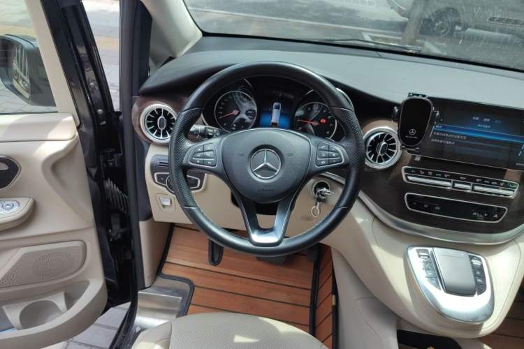Used Mercedes-Benz V-Class 2021 V 260 Avantgarde Edition Steering Wheel