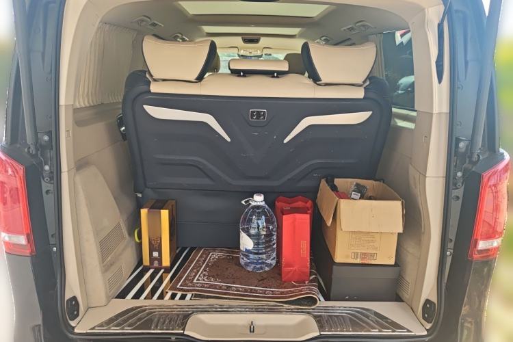Used Mercedes-Benz V-Class 2021 V 260 Avantgarde Edition Trunk