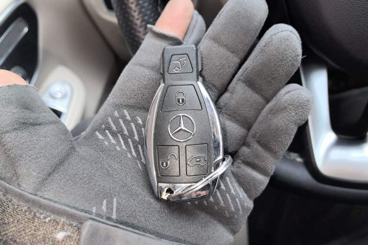 Used Mercedes-Benz V-Class 2021 V 260 L Long Wheelbase Prestige Edition Vehicle Key