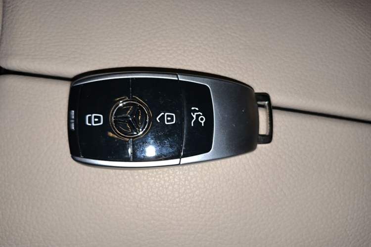 Used Mercedes-Benz V-Class 2021 V 260 Avantgarde Edition Vehicle Key