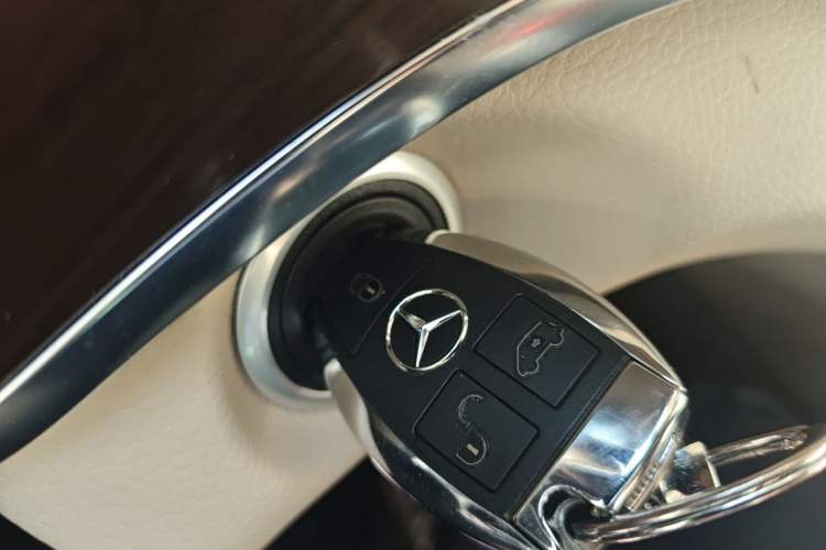 Used Mercedes-Benz V-Class 2021 V 260 Avantgarde Edition Vehicle Key