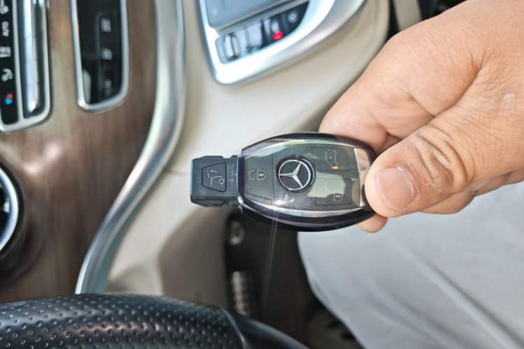 Used Mercedes-Benz V-Class 2021 V 260 Prestige Edition Vehicle Key