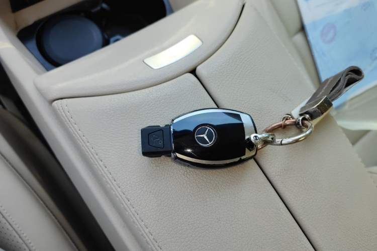 Used Mercedes-Benz V-Class 2021 V 260 Avantgarde Edition Vehicle Key