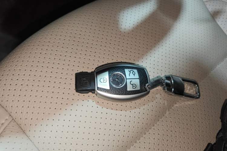 Used Mercedes-Benz V-Class 2021 V 260 Avantgarde Edition Vehicle Key