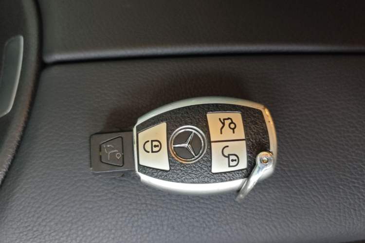Used Mercedes-Benz V-Class 2021 V 260 Prestige Edition Vehicle Key