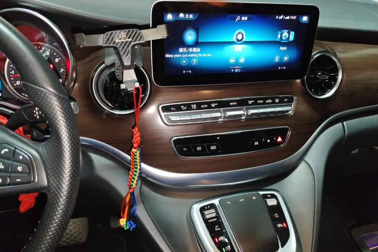Used Mercedes-Benz V-Class 2021 V 260 Avantgarde Edition Audio And AC Panel