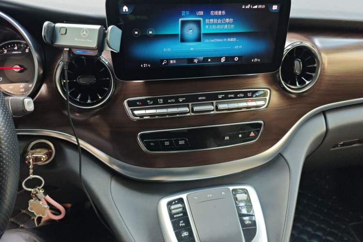Used Mercedes-Benz V-Class 2021 V 260 Avantgarde Edition Audio And AC Panel