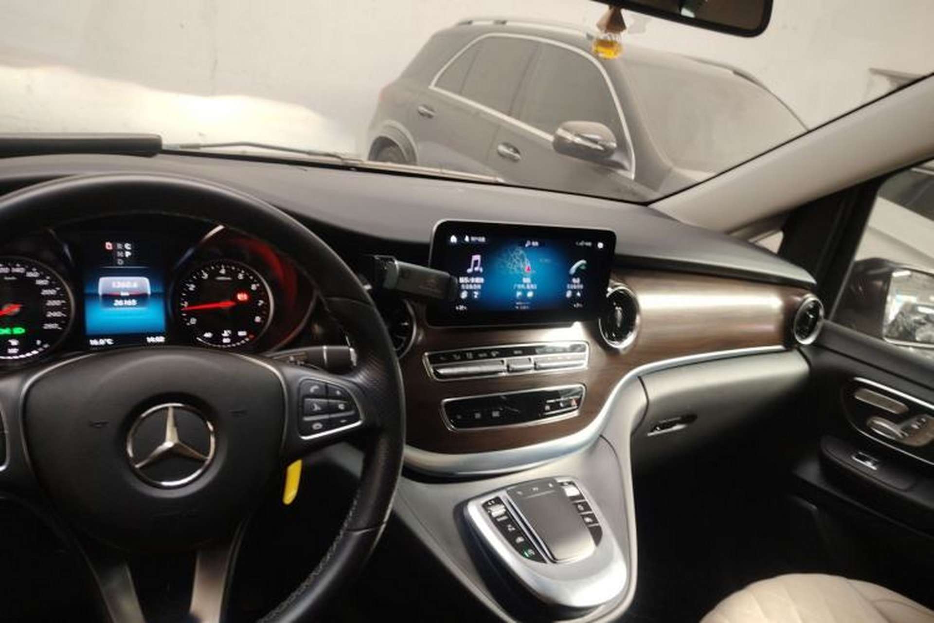 Used Mercedes-Benz V-Class 2021 V 260 Avantgarde Edition Center Console