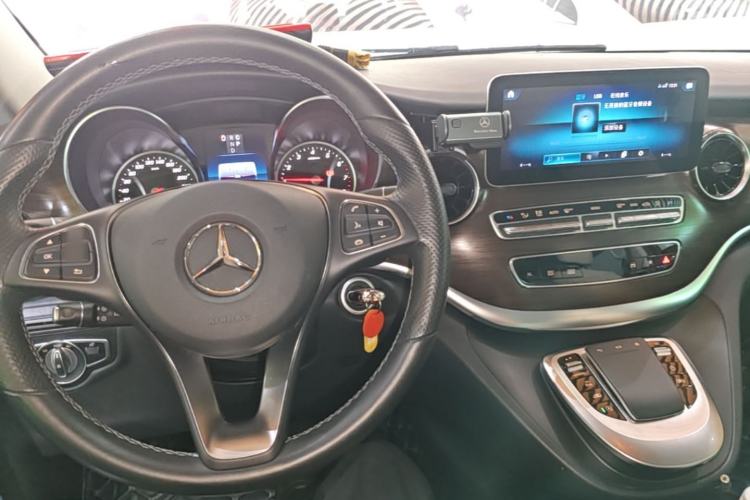 Used Mercedes-Benz V-Class 2021 V 260 Avantgarde Edition Center Console