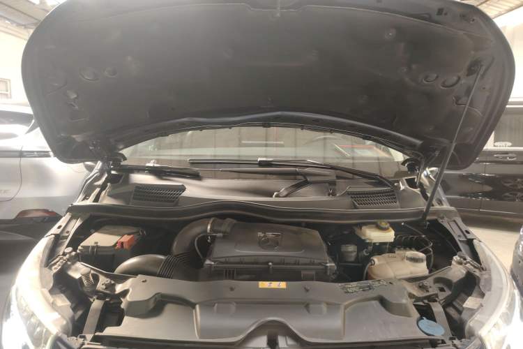 Used Mercedes-Benz V-Class 2021 V 260 Avantgarde Edition Engine Bay